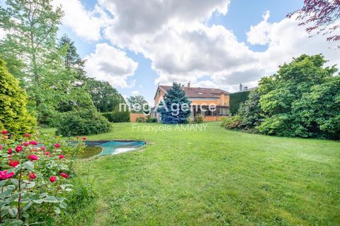 Nous sommes à Dommartin charmant petit village de l’ouest Lyonnais. A 5 minutes à pied du bourg, donc proche de toutes les commodités. Ancien corps de ferme composé de deux appartements d’une surface totale de 213 m2 habitables. Vous recherchez une g...