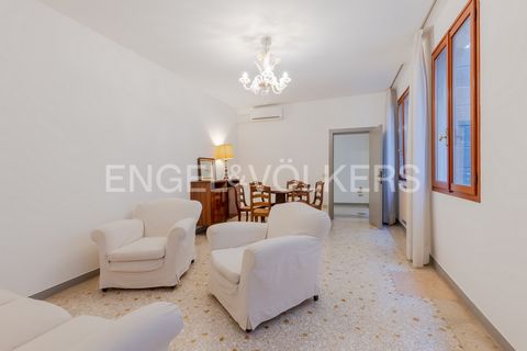 Location: San Polo, Venice The San Polo district is centrally located in the heart of Venice. The property, near Campo dei Frari and near Campo S. Polo and Rialto, enjoys a refined and convenient location also for means of transport and just a few mi...