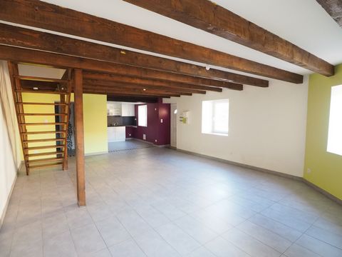 Secteur Giromagny - Vous cherchez un investissement rentable et sécurisé ? Ne cherchez plus, cet immeuble est fait pour vous ! Situé sur le secteur de Giromagny, cet immeuble de rapport vous offre 2 logements en duplex : un appartement T5 de 91.94 m2...