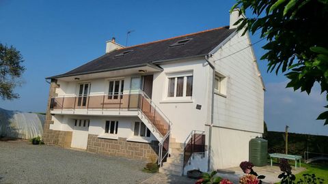 Maison cossue des années 70 sur un demi-sous-sol d'environ 90 m2 située entre Plouézoc'h et Morlaix .L'habitation est constitué de 3 chambres d'une cuisine aménagée et équipée ,d'une salle d'eau avec douche à l''italienne et d'un WC suspendu séparé ....