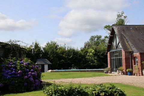 Dans secteur résidentiel et recherché, cette construction traditionnelle Normande de 2011 à l'abri des regards, située à 8 minutes de Pont l'Evêque allie l'authenticité des matériaux et la modernité du confort. Posée sur un terrain clos et arboré de ...