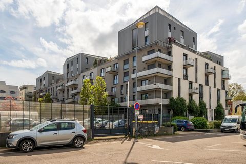 LOUE T2 MEUBLE de 40 m2+ PARKING à deux pas de la place Stanislas (29 Avenue du XX ème corps) Situé au 1er étage d'une résidence moderne de 2014, ce T2 est meublé et équipé à neuf: -pièce de vie lumineuse et chaleureuse avec un canapé, un meuble TV, ...