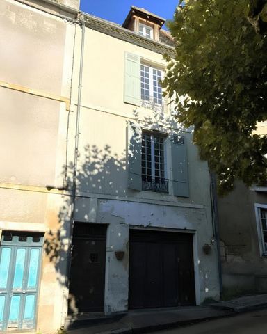 Maxime MINOLA vous propose cette maison de bourg en pierre située dans une cité de caractère. Cette belle maison en pierre se compose au rez de chaussé, de l'entrée principale ainsi que d'un garage, et une cave à l'arrière. Au premier étage, un salon...