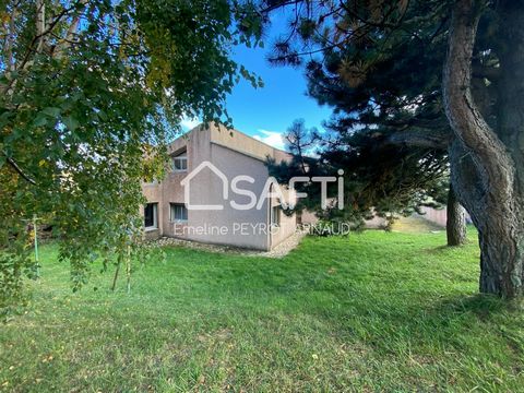 Venez découvrir cette maison d’architecte de 160 m² située à Lalouvesc, un village pittoresque de l’Ardèche verte, réputé pour ses paysages naturels et ses sentiers de randonnée. Située sur un terrain arboré de 1000 m² d'environ avec vue dégagée, cet...