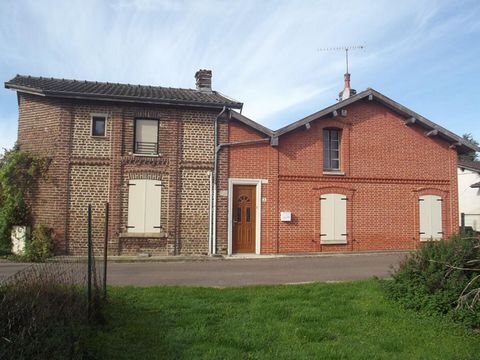 Proche Brienne le Château, au coeur du bocage Champenois avec ses rivières, forêts, prairies et les lacs de Champagne , belle maison de village comprenant au rez de chaussée: une entrée avec couloir, salon , cuisine aménagée et équipée, séjour, une c...