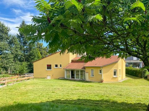 Architect's house from 1996 with an area of approximately 180m2 of living space on a plot of 25.90 ares comprising: -On the ground floor: an entrance hall with cupboards, a corridor, a living room of more than 27m2 open to a dining room, an equipped ...