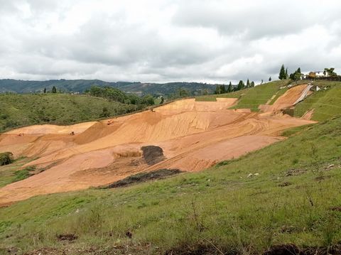 Lote de 2.119,79 mts2 que hace parte de un nuevo proyecto campestre en unidad cerrada de 51 lotes en un hermoso entorno natural de 20 hectáreas, rodeado de verdes montañas donde podrás construir una casa de dos niveles con el 30% de índice de ocupaci...