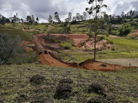 Lote con un área de 2.000 m2, con excelente banqueo y vista campestre en unidad cerrada a solo 6 minutos de la autopista sobre vía pavimentada. El proyecto entrega servicios públicos a punto cero, planta de aguas residuales (no requiere instalar pozo...