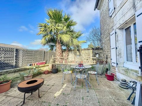 Venez découvrir cette charmante maison de Bourg de 160m² située à 5 min de Jarnac. Cette bâtisse offre de beaux volumes et un petit extérieur cosy. Elle dispose d'une grande cuisine surplombée d'une mezzanine desservant 3 grandes chambres et une sall...