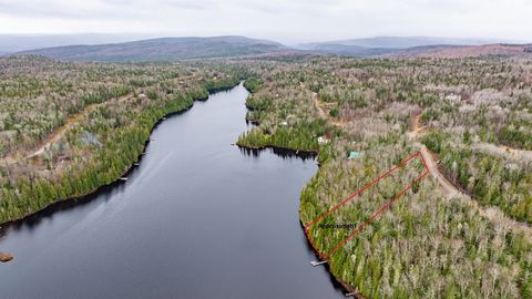 Rare opportunité de posséder un terrain de plus de 52 000 pi² au bord du magnifique lac Migué, dans les montagnes de Saint-Damien ! Trouver un coin de paradis sur le bord de l'eau à ce prix relève du miracle. Un chemin déjà défriché vous mène au coeu...