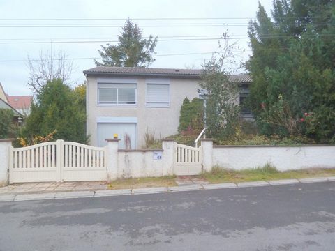 Venez découvrir ce pavillon de plein pied décalé réalisé sur un terrain clos de 600 m 2 .La maison se compose d'une entrée ,cuisine équipée, vaste séjour avec accès direct sur une terrasse carrelée de 35 m 2 , un bureau , et trois chambres . Au sous ...