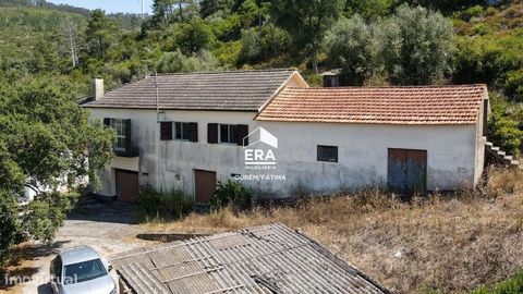 Villa met 4 slaapkamers op een perceel van ongeveer 5000m2, met uitstekende blootstelling aan de zon en een verbluffend, panoramisch en vrij uitzicht. Huis op de begane grond en eerste verdieping, met grond, garage en bijgebouwen. Bestaande uit: woon...