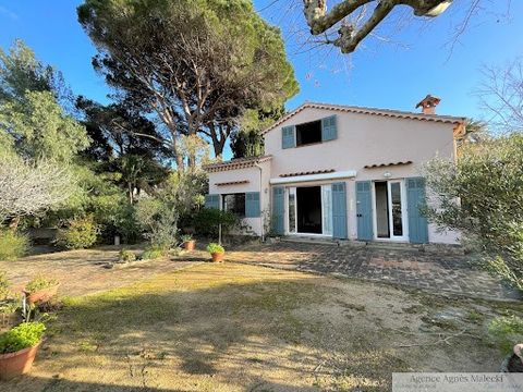 VIEW OF THE SEA DIRECTLY ON THE PORT OF CAVALAIRE - 300m from the Calanques. Residential villa of approximately 75m2 built on 2 levels from the 1950s built on beautiful flat land of 369m2. It invites you with living room, kitchen, 2 bedrooms, shower ...