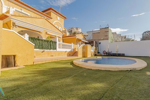 Dit is een moderne halfvrijstaande bungalow gelegen in een kleine ontwikkeling van slechts vier woningen, op ongeveer 10 minuten rijden van de stad Calpe en de zandstranden. De woning is in uitstekende staat en is verdeeld over twee verdiepingen. De ...