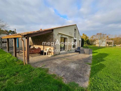 MegAgence, Anita Degrolard, vous propose une Grange Vendéenne de 1875, entièrement rénovée entre 2017 et 2022, nichée en pleine campagne, au sein d'un hameau, faisant partie de la commune de la Boissière des Landes, entre la roche sur yon et le litto...