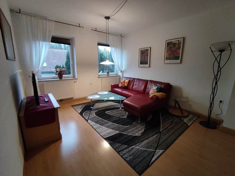 Wir vermieten eine schöne und voll ausgestattete Wohnung. Mitzubringen ist lediglich die eigene Garderobe. Im Schlafzimmer befindet sich 1 Bett mit einer Liegefläche von 140 x 200 cm. Direkt gegenüber befindet sich eine Bushaltestelle, die Busse fahr...