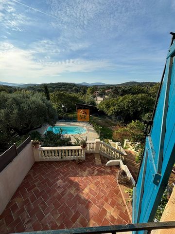 Dans un hameau rural mais très central de Grimaud, vous trouverez cette double maison de village avec de belles vues, orientée sud, de belles terrasses et une piscine. A l'étage, les deux maisons sont reliées. Cette partie peut facilement être fermée...