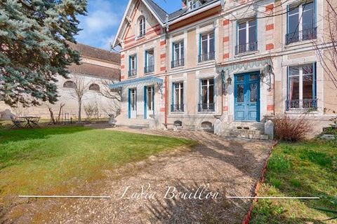 NEAR MEAUX, RARE, you are looking for a large family house or a property offering a very beautiful living environment, you will be seduced by this very beautiful Napoleon III residence with its large wooded and enclosed park and located in a pleasant...