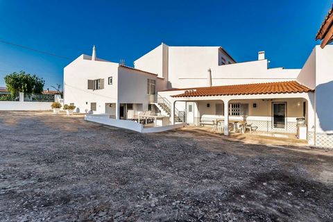 MAISON DE PLAIN PIED + 2 APPARTEMENTS INDÉPENDANTS. Toutes avec entrées indépendantes. Située dans le Vale Carro, à quelques minutes de la vieille ville d'Albufeira et des principaux services et plages, cette propriété se compose de: - Terrain de 523...