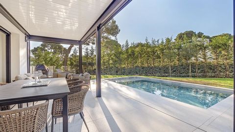 In the heart of Cap Martin, fully renovated contemporary villa with sea view. Wonderful modern well appointed family home set in 1,595 m2 landscaped garden with a secluded swimming pool area. Immaculate interior, this property boasts on two levels gr...