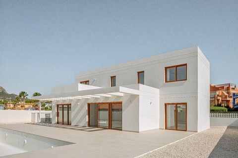 Moderne en functionele villa, klaar om in te wonen.Wij presenteren u deze ongelooflijke nieuwbouwvilla, gelegen in een bevoorrechte wijk van Calpe, op korte loopafstand van de stranden en het centrum, met vlak en comfortabel toegang. In de directe om...