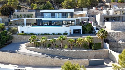 Emplacement Située dans le quartier prestigieux et calme de Racó de Galeno à Benissa, cette villa offre un accès facile aux magasins, aux restaurants et aux plages, et se trouve à quelques minutes en voiture des plages les plus proches, offrant une c...