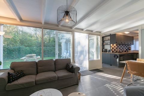 Bienvenue au Holiday Bungalow 110 à Duinland Park, votre refuge idéal pour des vacances à la plage à Sint Maartenszee. Entrez par le jardin et entrez dans un salon et une salle à manger magnifiquement conçus, avec de charmants détails qui créent une ...