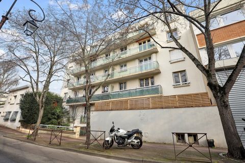 En vente à Saint-Cloud (92210), laissez vous charmer par cet appartement 2 pièces agréable à vivre de 47 m². Situé au premier étage, il est composé d'un grand séjour, une chambre, une salle de bain et un WC, une cuisine et un grand balcon au calme, s...