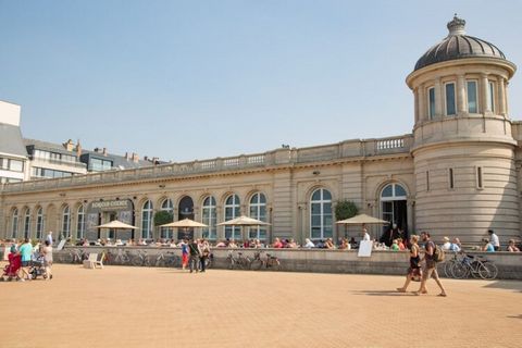 L'appartement, avec son ambiance lumineuse et accueillante, propose un spacieux appartement de 3 chambres conçu pour accueillir confortablement jusqu'à 6 personnes. Situé au 2ème étage, l'appartement offre une vue imprenable sur la mer depuis le salo...