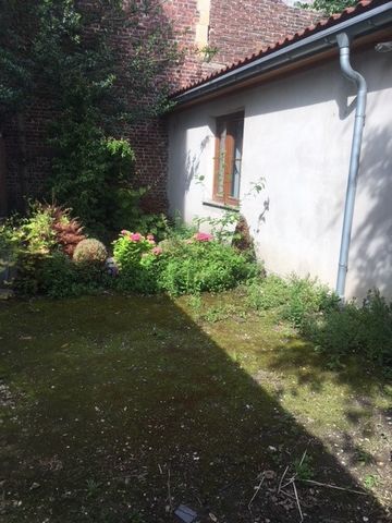 MAISON DE 2 PIECES en fond de cour dans une petite copropriété des années 30 à Courbevoie entre le quartier du Faubourg de l'Arche et la gare de Courbevoie, comprenant : séjour, cuisine équipée, salle d'eau avec WC, chambre. Chauffage électrique. Idé...