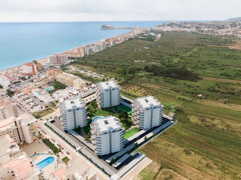 Terrazas de Peñíscola es un complejo residencial en construcción compuesto por cuatro edificios con nueve plantas sobre rasante y ubicado a escasos 250 metros de la playa de Peñíscola y su espléndido paseo marítimo.~ Todas las viviendas, de dos y tre...