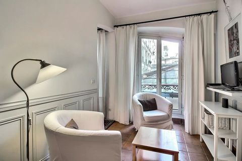 Ce grand studio de 35m2 est situé Rue Malher , dans le 4e arrondissement de Paris . L'immeuble est typiquement parisien , très sécurisé. L'appartement est au 1er étage . vous entrez directement dans la pièce de vie , constitué d'un petit salon avec 2...