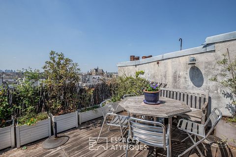 Perto da Torre de Saint Jacques, este apartamento de vários níveis de 86,91 m2 Carrez está situado nos andares superiores de um edifício do século XVIII e oferece um excepcional terraço ao ar livre de 22 m2 sem vis-à-vis. Do 5º andar sem elevador, um...