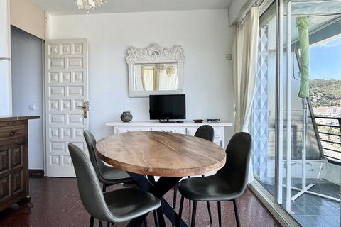 Welkom in ons lichte appartement met 3 slaapkamers in Estartit, waar u maximaal 5 personen kunt huisvesten. Dit appartement van 68 m² is perfect gelegen direct aan het strand en biedt een prachtig uitzicht op de Medes-eilanden. Comfort ligt binnen ha...