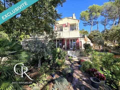 Cette villa offre un cadre idyllique au cœur du Sud Luberon, à seulement 30 minutes d'Aix-en-Provence. Nichée dans le paisible village de Puget, elle bénéficie d'une vue imprenable sur la vallée de la Durance, entourée d'un terrain boisé de 2495 m² a...