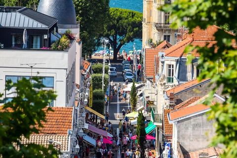 Aiguillon beach is 150m away, next to the oyster tasting hut. Shops in the Aiguillon district: are located on Boulevard Mestrezat and Boulevard de la Plage 600m away. There you will find a small Casino supermarket with butcher, the famous Aiguillon f...