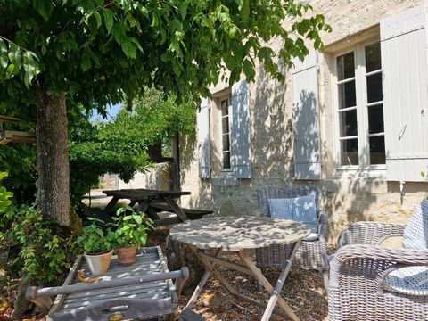 En partenariat avec Sabine Villechenoux. Nichée au cœur de la charmante commune de Doulezon (33350), cette propriété de caractère offre un havre de paix idéal pour les amateurs de nature et de terroir. Entièrement rénovée avec grand soin, cette maiso...