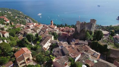 Située dans le charmant village de Roquebrune-Cap-Martin (06190), cette maison en pierres de 92 m² offre une ambiance unique. Proche des commodités, elle séduit par son atmosphère authentique et sa vue imprenable. Facilement accessible en bus, elle b...