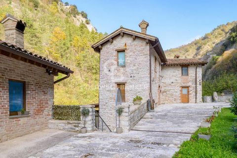 DESCRIZIONE PROPRIETA Alle porte del meraviglioso borgo medievale di Gubbio, proponiamo questa splendida proprietà che in passato era un antico Molino, risalente al XII secolo. Posizionata lungo il torrente Camignano, faceva parte di un antico sistem...