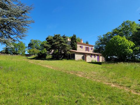 Located in the Luberon Natural Park, near Banon, amidst oak trees, vast meadows, numerous fruit trees, and scrubland, come and discover this magnificent 20-hectare property and its farmhouse of approximately 500 m². In absolute tranquility, enjoying ...