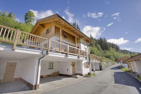 Questo accogliente e moderno chalet con 4 camere da letto per 10 persone si trova a Königsleiten. Adatto per amici o famiglie, gli ospiti possono fare un tuffo in piscina e accedere alla connessione WiFi gratuita in questa struttura per bambini. Se d...