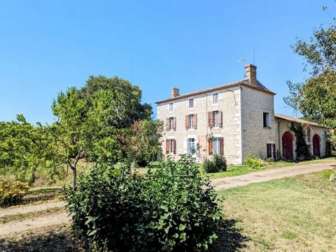 Dans notre très beau village de Duras, à seulement 25 min de l’autoroute de La Réole et de la gare de Marmande, tout proche de nos villages médiévaux animés par leurs marchés nocturnes, leurs festivals des arts et des rues et leurs coquettes boutique...