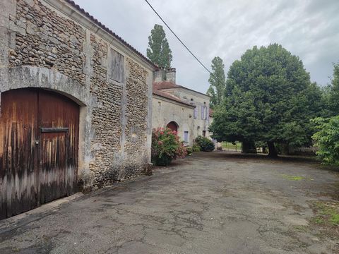 Situé à proximité de la Tour Blanche, cet ancien corps de ferme profite d'un emplacement privilégié, offrant tranquillité et sérénité. Avec ses 5517 m² de terrain, cette propriété offre un espace extérieur généreux propice à de nombreuses activités e...