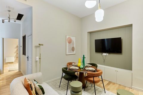 Prachtig chique, modern en voorzien van airconditioning appartement gelegen in het hart van de hoofdstad in een typisch Parijs gebouw De woonkamer met tv-sofa geeft toegang tot een zeer functionele open keuken en een vriendelijke eethoek. De 2 tweepe...