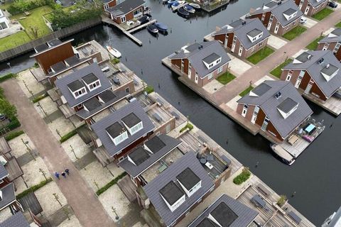 Het waterrijke karakter van het hele vakantiepark, komt bij deze luxe benedenwoning volledig tot uiting. De vakantiewoning beschikt over een heerlijk terras met meubilair waar vandaan u een hengel kunt uitgooien en kunt genieten van voorbij varende b...