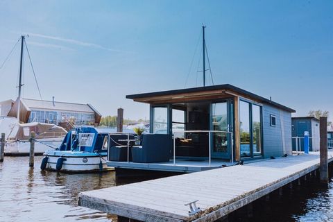 Deze bijzondere accommodaties zijn aangemeerd op de mooiste plekjes van de jachthaven, helemaal aan het einde. Hierdoor heeft u niet alleen fenomenaal uitzicht over het Uitgeestermeer, maar wordt ook de deining tot het minimum beperkt. De havenlodge ...