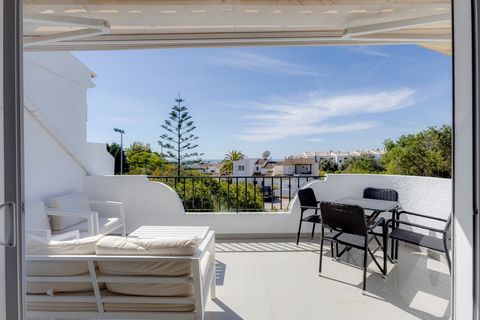 Apresentamos esta encantadora moradia de 2 quartos totalmente renovada com vistas encantadoras para o mar. Localizado numa área muito tranquila da vila, a uma curta caminhada da praia, supermercados e restaurantes, oferecendo o equilíbrio perfeito de...