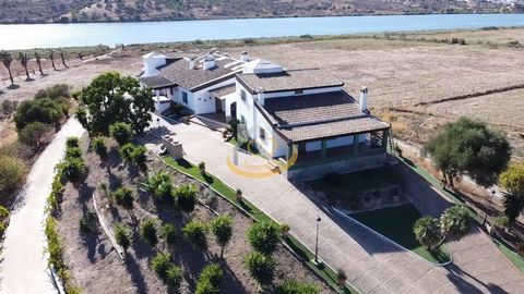 Prachtig landelijk complex te koop in Ayamonte (Huelva) La Finca Rural, Santa Clara de Abajo, in Ayamonte is een ideale plek om te genieten van een rustig uitje in een natuurlijke omgeving in de buurt van de rivier de Guadiana. Ayamonte ligt in de pr...