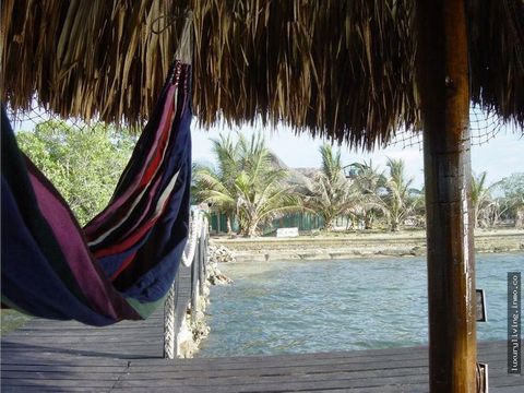 Geweldig strandhuis te koop gelegen in de San Bernardo-archipel, het eiland Tintipan op een perceel van 7.000 m2. Plaats: Gelegen op het eiland Tintipan, in de San Bernardo-archipel, is het eiland te bereiken via Cartagena in 105 minuten reizen of va...