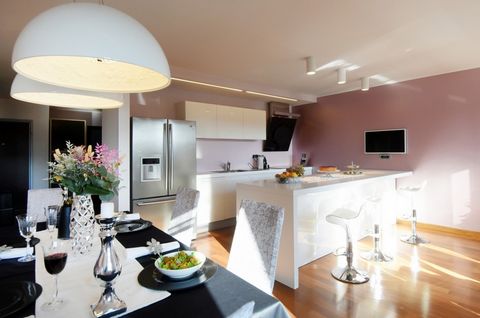 Appartamento Pula Vidikovac 160m2 Bellissimo appartamento in vendita a Vidikovac, 160m2. L'appartamento è composto da disimpegno, soggiorno, cucina con sala da pranzo, 2 camere da letto, 2 bagni, 2 terrazzi, ripostiglio. Si trova al 2° piano Superbam...